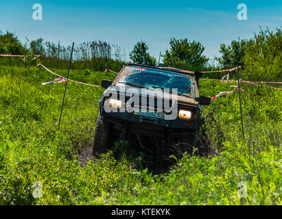 Lemberg, Ukraine - 30. Mai 2015: Geländewagen Nissan überwindet, um den Track auf der Deponie in der Nähe der Stadt Lemberg. Stockfoto