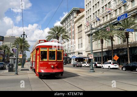 Canal Streetcar - eine rote Straßenbahn auf der Canal Street. Die Straßenbahn ist Teil der historischen Street New Orleans"-System seit 1861. LA, USA. Stockfoto