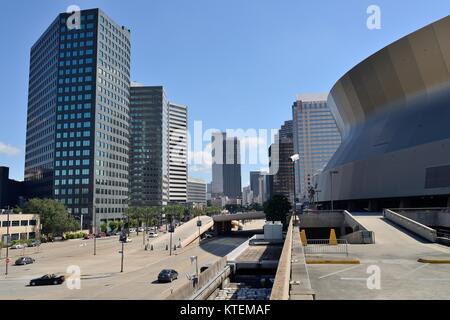 Downtown New Orlean - ein Blick auf die Straße von New Orleans Downtown Center Business District, Auf der Poydras Street, neben dem Superdome. Louisiana, USA. Stockfoto