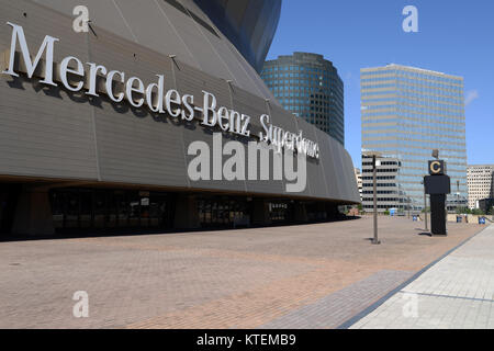 Superdome Stadion - Silber Inschrift 'Mercedes-Benz Superdome' scheint auf der Seite der New Orleans Saints' home Stadion. New Orleans, Louisiana, USA. Stockfoto