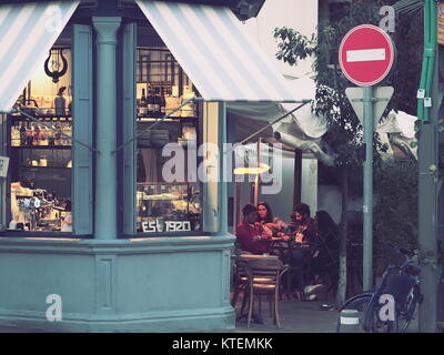 Straße kiosk Cafe oder Coffee Shop ein kleines Restaurant Verkauf leichte Mahlzeiten und Getränke. Stockfoto