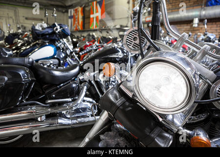Motorrad Scheinwerfer Nahaufnahme im Lager für Fahrräder Überwinterung Stockfoto