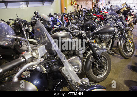 ST. PETERSBURG, Russland - ca. Okt, 2016: Viele Motorräder stehen in geheizten Hangar in Motozastava Service. Verwahrung für Wintersaison Stockfoto