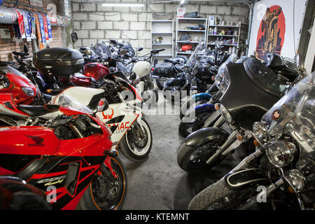 ST. PETERSBURG, Russland - ca. Okt, 2016: beheizter Lager mit viel von Motorrädern. Bis zur Festlegung für die Wintersaison ist in Russland. Die Motozastava r Stockfoto