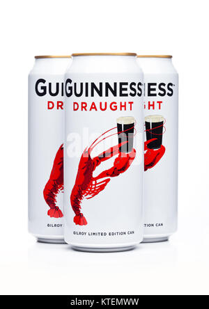 LONDON, Großbritannien - 23 Dezember, 2017: Aluminiumberuhigt können von Guinness Draught limited edition Bier auf weißem Hintergrund. Guinness Bier ist seit 175 produziert Stockfoto