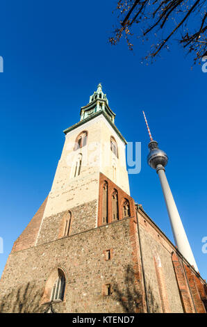 St. Mary's Church/Marienkirche - redbrick gotische Kirche - und Berliner Fernsehturm / Fernsehturm / Fernsehturm, Karl-Liebknecht-Straße, Mitte, Berl Stockfoto