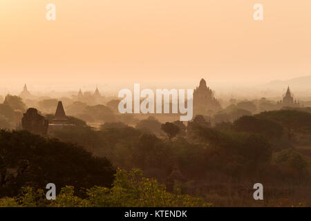 Silhouette von vielen Pagoden und Tempeln in Misty in Bagan, Myanmar (Birma) am Morgen, etwas gesehen von oben. Stockfoto