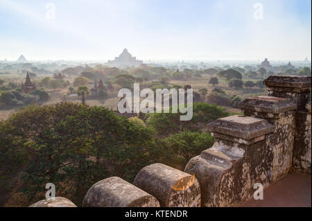 Vielen Pagoden und Tempeln in Misty in Bagan, Myanmar (Birma) am Morgen, etwas gesehen von oben aus dem shwesandaw Tempel. Stockfoto