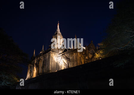 Lit Shwegugyi Tempel in Bagan, Myanmar (Birma) Ansicht von unten bei Nacht unter den Sternen. Stockfoto