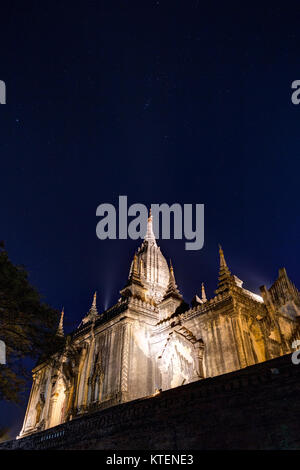 Lit Shwegugyi Tempel in Bagan, Myanmar (Birma) Ansicht von unten bei Nacht unter den Sternen. Kopieren Sie Platz. Stockfoto