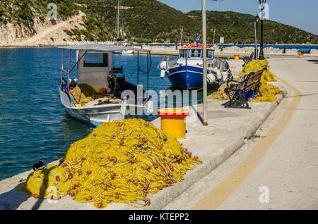 Nahaufnahme der Netze auf einem Dock dann günstig Fischerboote und im Hintergrund die Berge am Rande des Hafens von frikes auf der Insel Ithaka Stockfoto