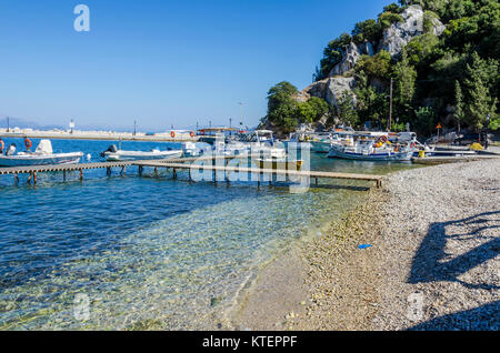 Kleine Anlegestelle für Boote und Sport Boote am Strand in der Nähe des Hafens von frikes Ithaka und im Hintergrund die Berge, die ins Meer fällt. Stockfoto