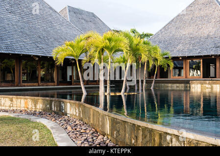 Der Infinity Pool im Heritage Awali Hotel, im Süden von Mauritius Stockfoto