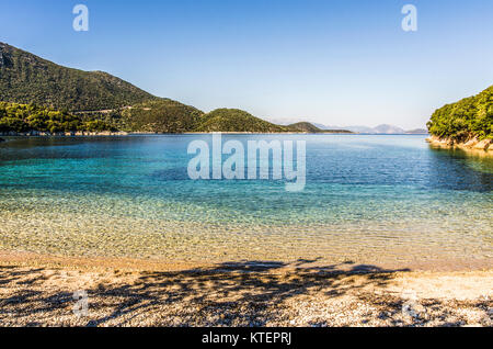 Landschaft der Bucht und die Berge auf das Ionische Meer Inseln aus der Bucht und den Strand von Krovoulia in der Nähe des Hafens von Frikes auf der Insel Ithaka Stockfoto