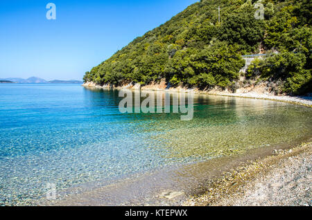 Landschaft der Ionische Meer im ruhigen und klaren Wasser der Krovoulia Strand in der Nähe des Hafens von Ithaka Frikes Stockfoto