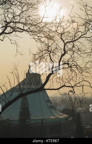 VILLA GUADALUPE, MEXICO CITY, 02. Dezember 2017 - Neue Basilika von Guadalupe bei Sonnenuntergang gesehen. Stockfoto