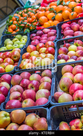 Frische Äpfel, Orangen und Mandarinen in einem Markt. Stockfoto