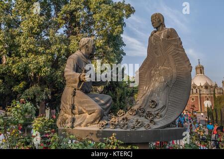 VILLA GUADALUPE, MEXICO CITY, 02. Dezember 2017. Skulptur von Juan Diego und Fray Juan de Zumarraga die Villa von Guadalupe. Stockfoto