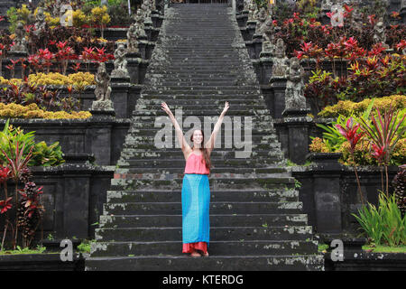 Europäische Touristen posiert vor der Besakih Tempel auf Bali - Indonesien Stockfoto