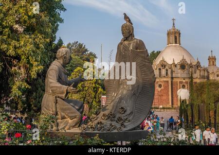 VILLA GUADALUPE, MEXICO CITY, 02. Dezember 2017. Skulptur von Juan Diego und Fray Juan de Zumarraga die Villa von Guadalupe. Stockfoto