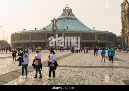 VILLA GUADALUPE, MEXICO CITY, 02. Dezember 2017 - Pilger im Atrium des Nord- und Südamerika. Stockfoto