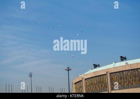 VILLA GUADALUPE, MEXICO CITY, 04. Dezember 2017 - Pilger starten farbigen Luftballons in den Himmel zu Ehren der Jungfrau von Guadalupe. Stockfoto