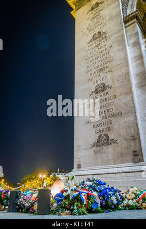 Unbekannte Soldat Flamme und Blumen in Paris unter dem Arc de Triumph Stockfoto