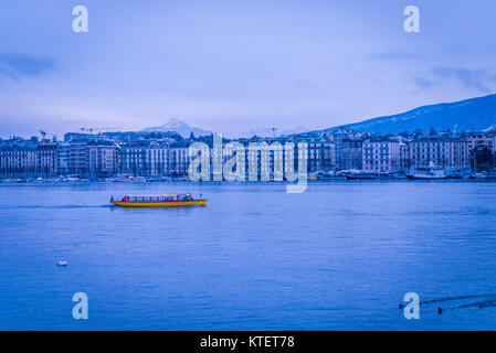 Rote und gelbe Boot überqueren der Genfer See Stockfoto