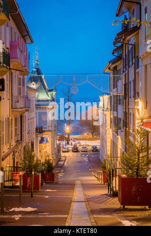 Evian-les-Bains und Genfer See bei Nacht in Frankreich Stockfoto