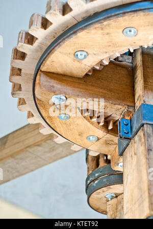 Historische Zahnräder in Holz und Metall mit Rädern und die Zähne der historischen Mühle und Transportieren von Bewegung und Energie Stockfoto