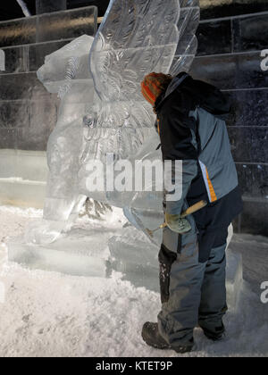 St. Petersburg, Russland - Dezember 19, 2017: Bildhauer Dmitry Klimenko bereitet die Statue von Griffin für die Eröffnung des Festivals Ice Fantasy - 2018 Stockfoto