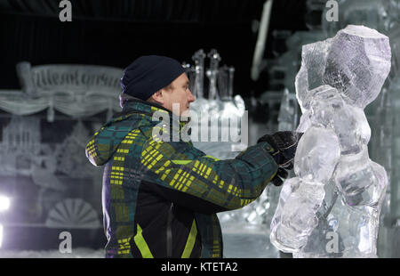 St. Petersburg, Russland - Dezember 19, 2017: Bildhauer Sergey Nazarov bereitet sein Kunstwerk für die Eröffnung des Festivals Ice Fantasy - 2018. Dieses Jahr Stockfoto