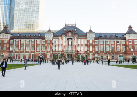 Eine neue Plaza auf der Marunouchi der Tokio Bahnhof im Dezember 2017 eröffnet. Stockfoto