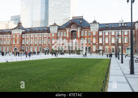 Eine neue Plaza auf der Marunouchi der Tokio Bahnhof im Dezember 2017 eröffnet. Stockfoto