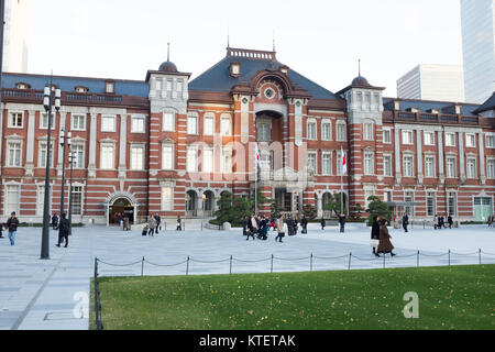 Eine neue Plaza auf der Marunouchi der Tokio Bahnhof im Dezember 2017 eröffnet. Stockfoto