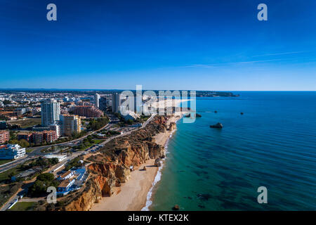 Luftaufnahme der Küstenlinie in Praia da Rocha, Portimao, Algarve, Portugal; Konzept für Reisen in Portugal und der Algarve Stockfoto