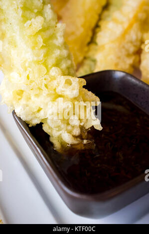 Tauchen Gemüse tempura in Soja souce Schüssel. Nahaufnahme Stockfoto
