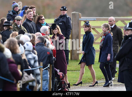 (Von links nach rechts) Prinzessin Beatrice, Prinzessin Eugenie und Lady Louise Windsor, lassen Sie nach dem Besuch der Morgen Gottesdienst in der St. Maria Magdalena Kirche in Sandringham, Norfolk. Stockfoto