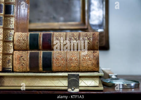 Antike Bücher. Vintage antiquarische Bücher gestapelt auf Holz- Oberfläche. Nahaufnahme. Stockfoto