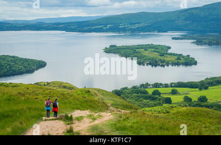 Panoramische Sicht von Conic Hill, Balmaha, Dorf am östlichen Ufer des Loch Lomond im Rat von Stirling, Schottland. Stockfoto