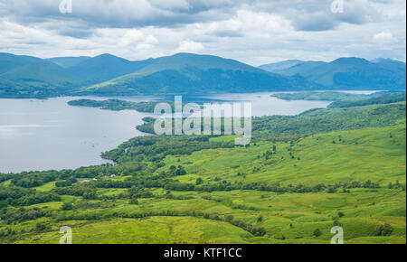 Panoramische Sicht von Conic Hill, Balmaha, Dorf am östlichen Ufer des Loch Lomond im Rat von Stirling, Schottland. Stockfoto