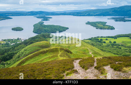 Panoramische Sicht von Conic Hill, Balmaha, Dorf am östlichen Ufer des Loch Lomond im Rat von Stirling, Schottland. Stockfoto