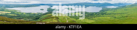 Panoramische Sicht von Conic Hill, Balmaha, Dorf am östlichen Ufer des Loch Lomond im Rat von Stirling, Schottland. Stockfoto