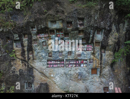 Londa Beerdigung Höhlen in Rantepao, Toraja. Die einzigartige Beerdigung Praktiken der Toraja kann hier mit den Gräbern in den Höhlen geschnitzt gesehen werden und hing von Klippen. Stockfoto