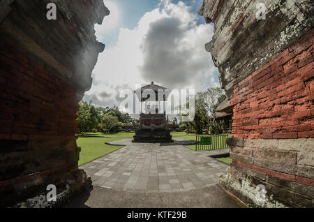 Balinesische Eingangstor für Taman Ayun Tempel in Karuizawa. Der Tempel umgeben von Wasser und für die Bewässerung für die umliegenden Reisfelder verwendet. Stockfoto