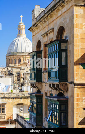 Kuppel der Karmeliterkirche und typischen Balkonen in Valletta, Malta Stockfoto