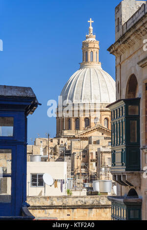 Kuppel der Karmeliterkirche und typischen Balkonen in Valletta, Malta Stockfoto