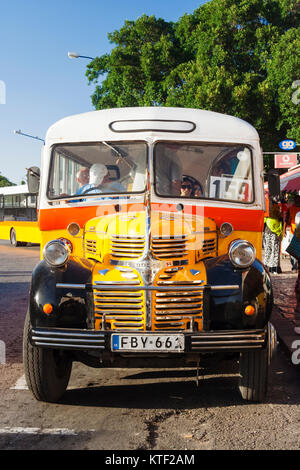 Vintage Dodge Bus am zentralen Busbahnhof in Valletta, Malta Stockfoto