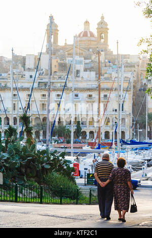 Ältere Paare mit Blick auf den Jachthafen und Senglea waterfront ab Birgu-Vittoriosa gesehen. Drei Städte, Grand Harbour, Malta Stockfoto