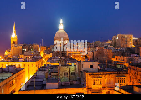 Übersicht in der Dämmerung von beleuchteten historischen Stadt Valletta, Malta Stockfoto